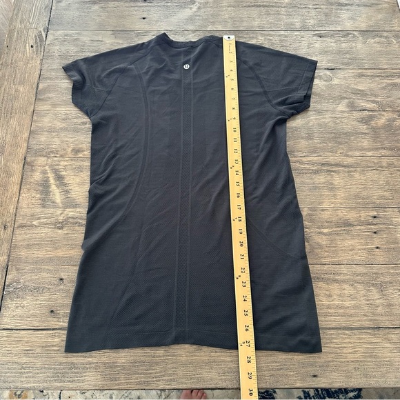 Lululemon Size 10 Run Swiftly Tech Short sleeve Top Shirt Longer length Black - Picture 3 of 5
